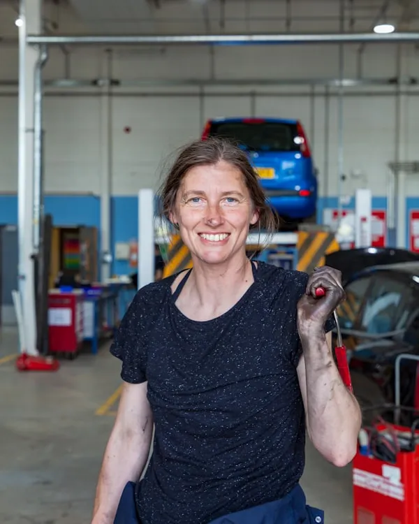 Kfz-Meisterin Lena Hofmann in der Werkstatt